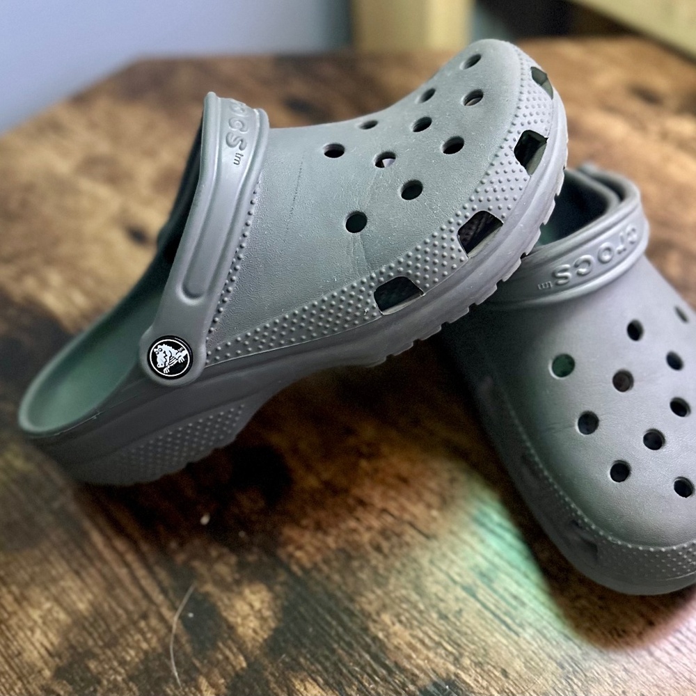 slate grey crocs women's size 7 men's size 5